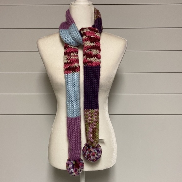 Bloomingdale’s Knit Scarf w/Pom Poms BNWT - Picture 2 of 10